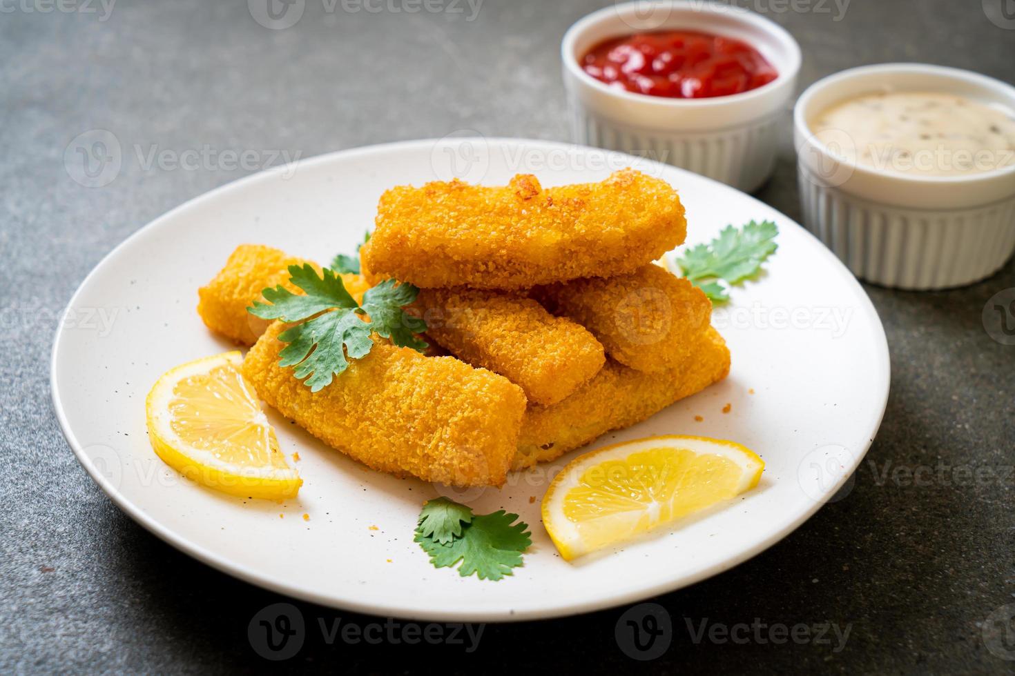 bastoncini di pesce fritti o patatine fritte di pesce con salsa foto