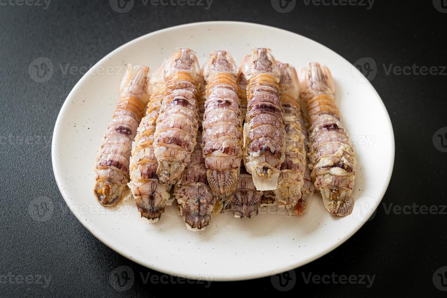 gamberi o canocchie al vapore o stomatopodi con salsa di frutti di mare piccante foto