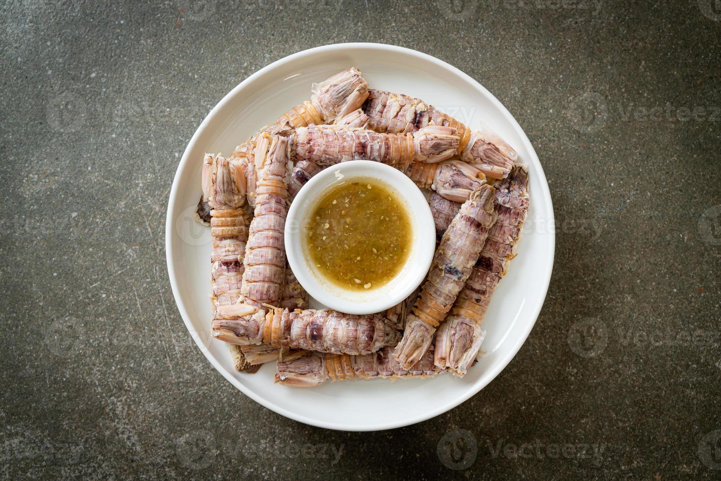 gamberi o canocchie al vapore o stomatopodi con salsa di frutti di mare piccante foto