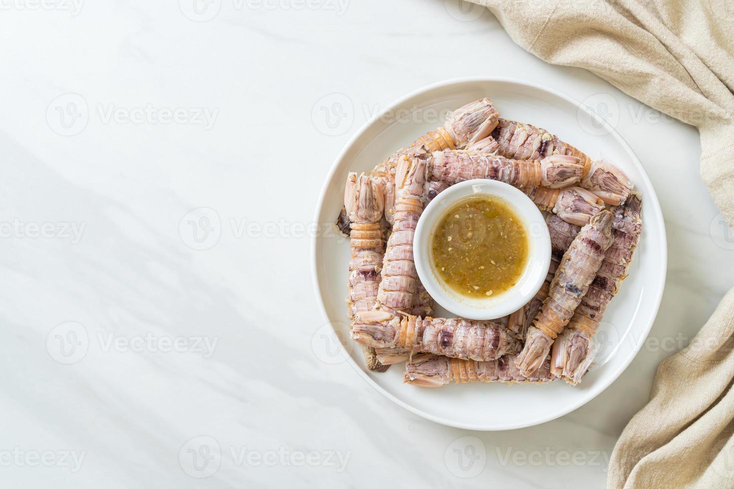 gamberi o canocchie al vapore o stomatopodi con salsa di frutti di mare piccante foto