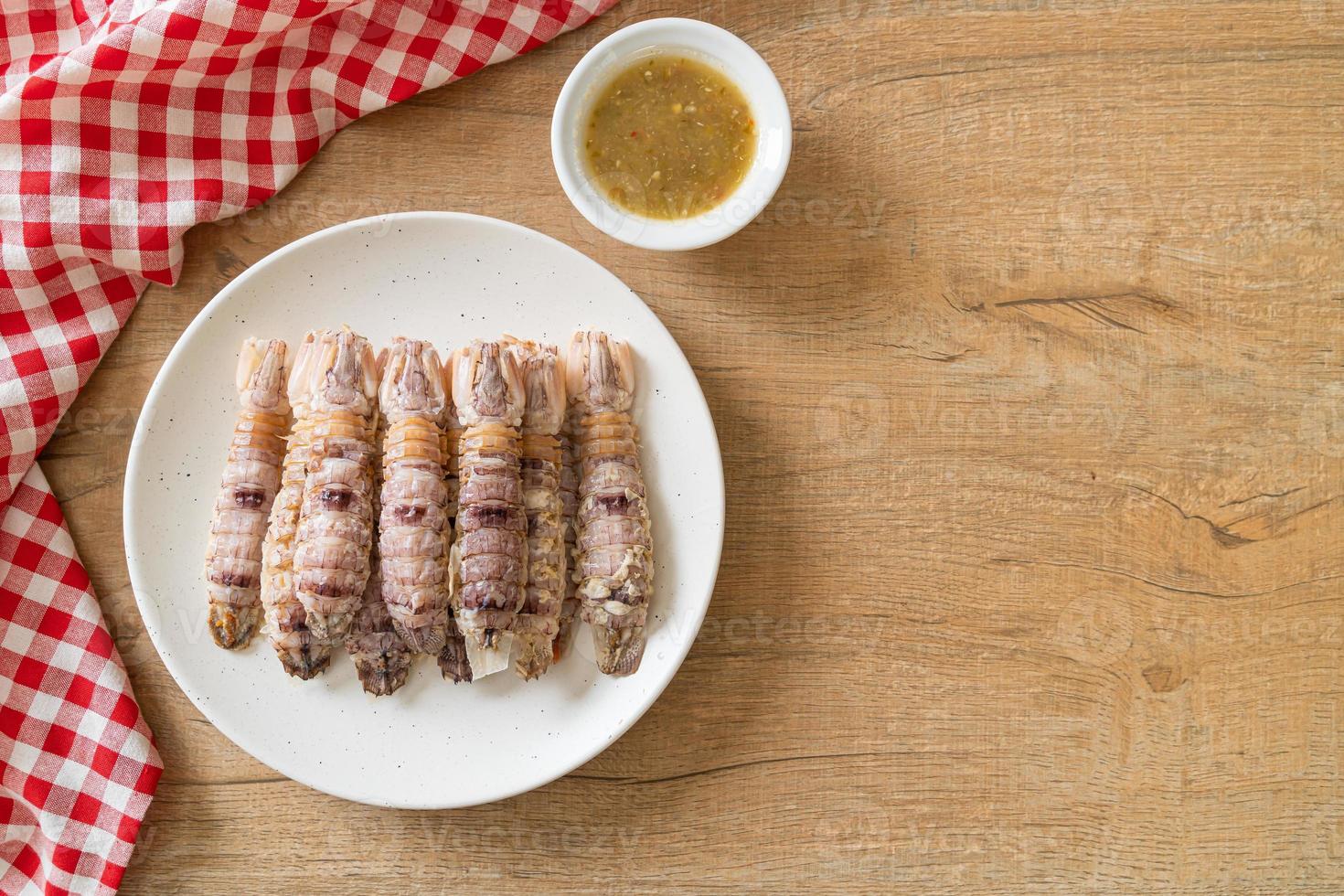 gamberi o canocchie al vapore o stomatopodi con salsa di frutti di mare piccante foto