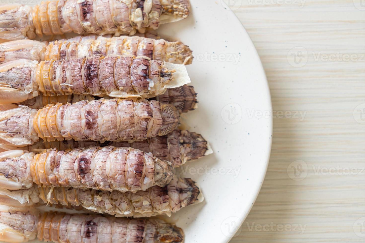 gamberi o canocchie al vapore o stomatopodi con salsa di frutti di mare piccante foto