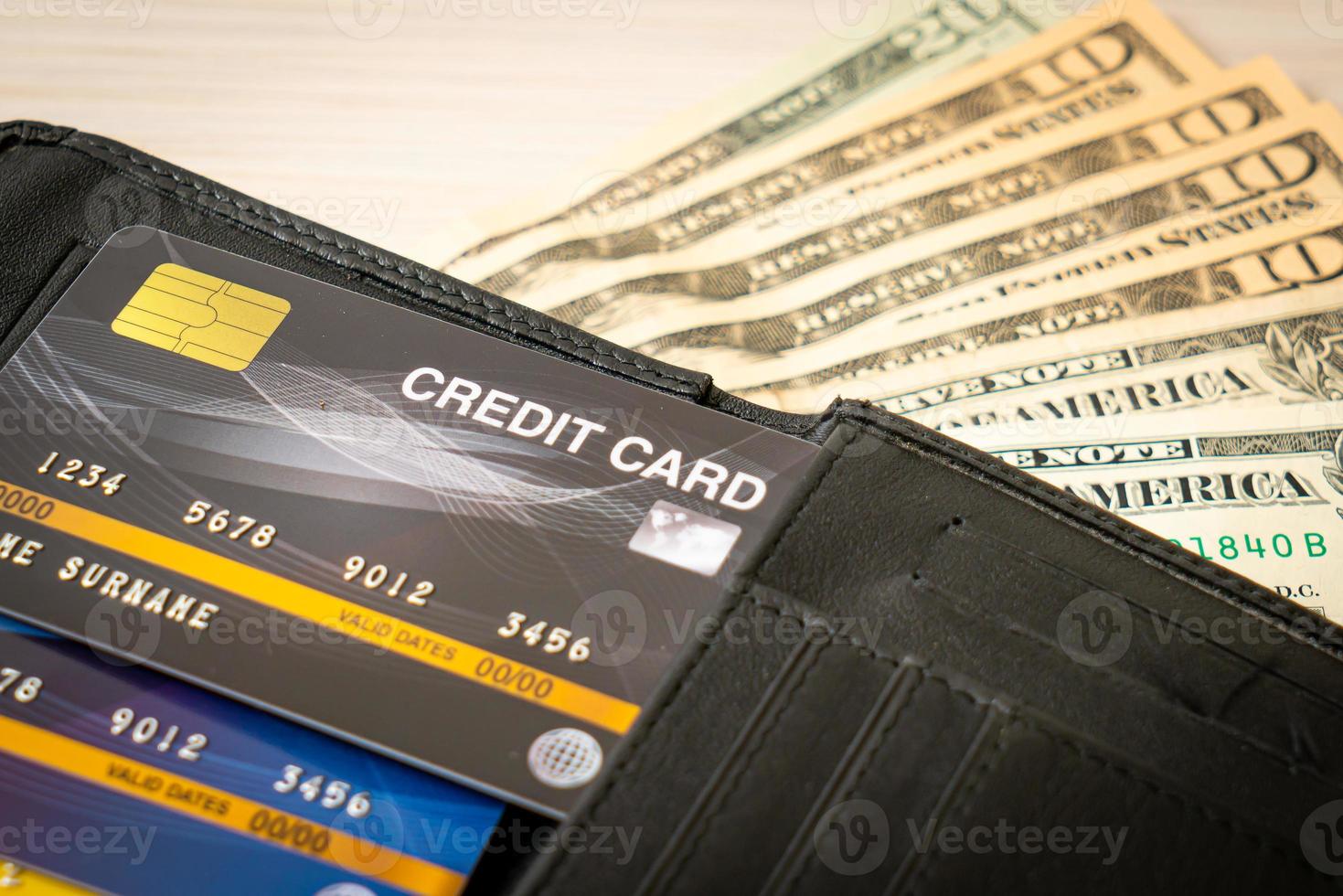 portafoglio con denaro e carta di credito - concetto di economia e finanza foto