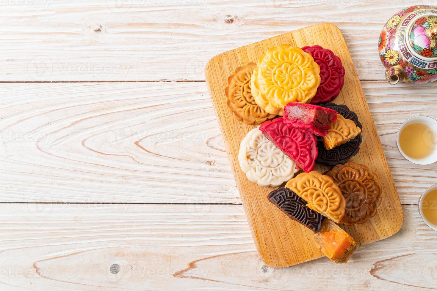 torta luna cinese colorata con sapore misto su piatto di legno foto