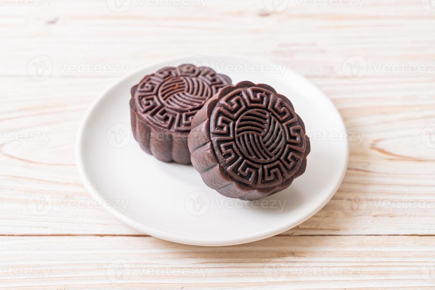 torta di luna cinese al gusto di cioccolato fondente per la festa di metà autunno foto