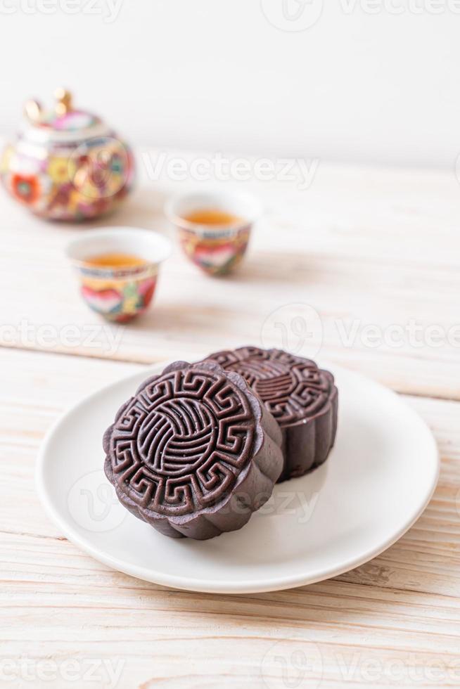 torta di luna cinese al gusto di cioccolato fondente per la festa di metà autunno foto