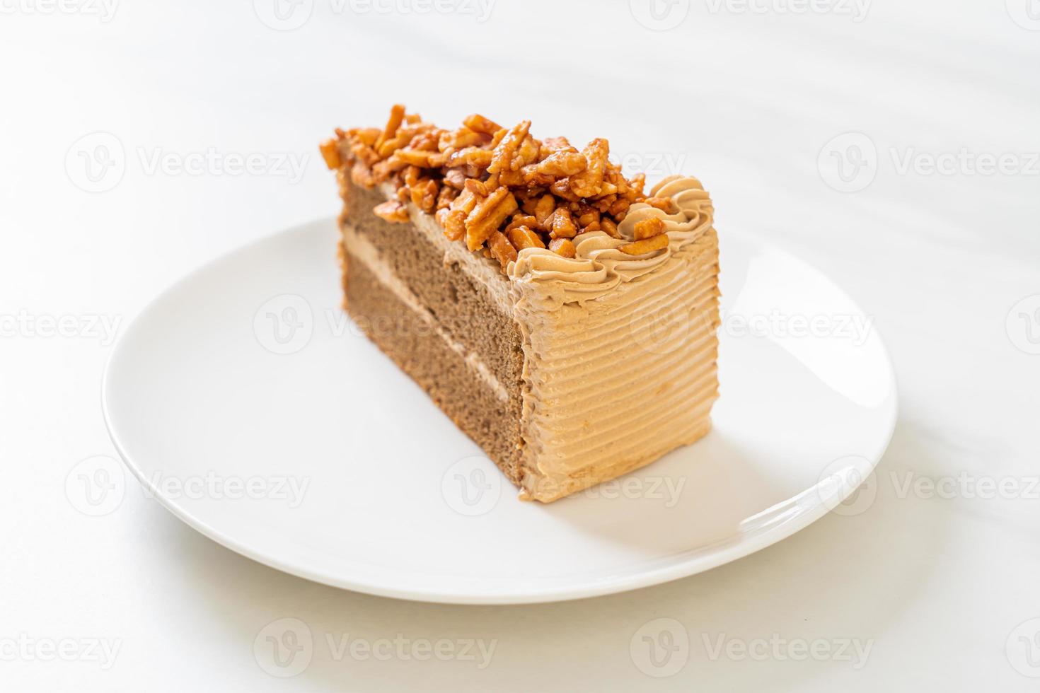 torta di mandorle al caffè fatta in casa su piatto bianco foto