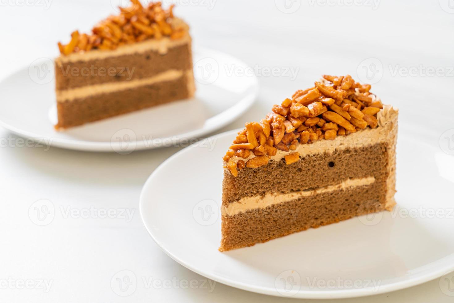 torta di mandorle al caffè fatta in casa su piatto bianco foto