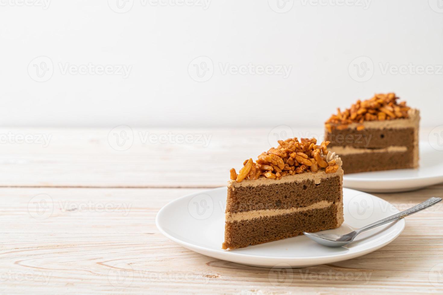 torta di mandorle al caffè fatta in casa su piatto bianco foto