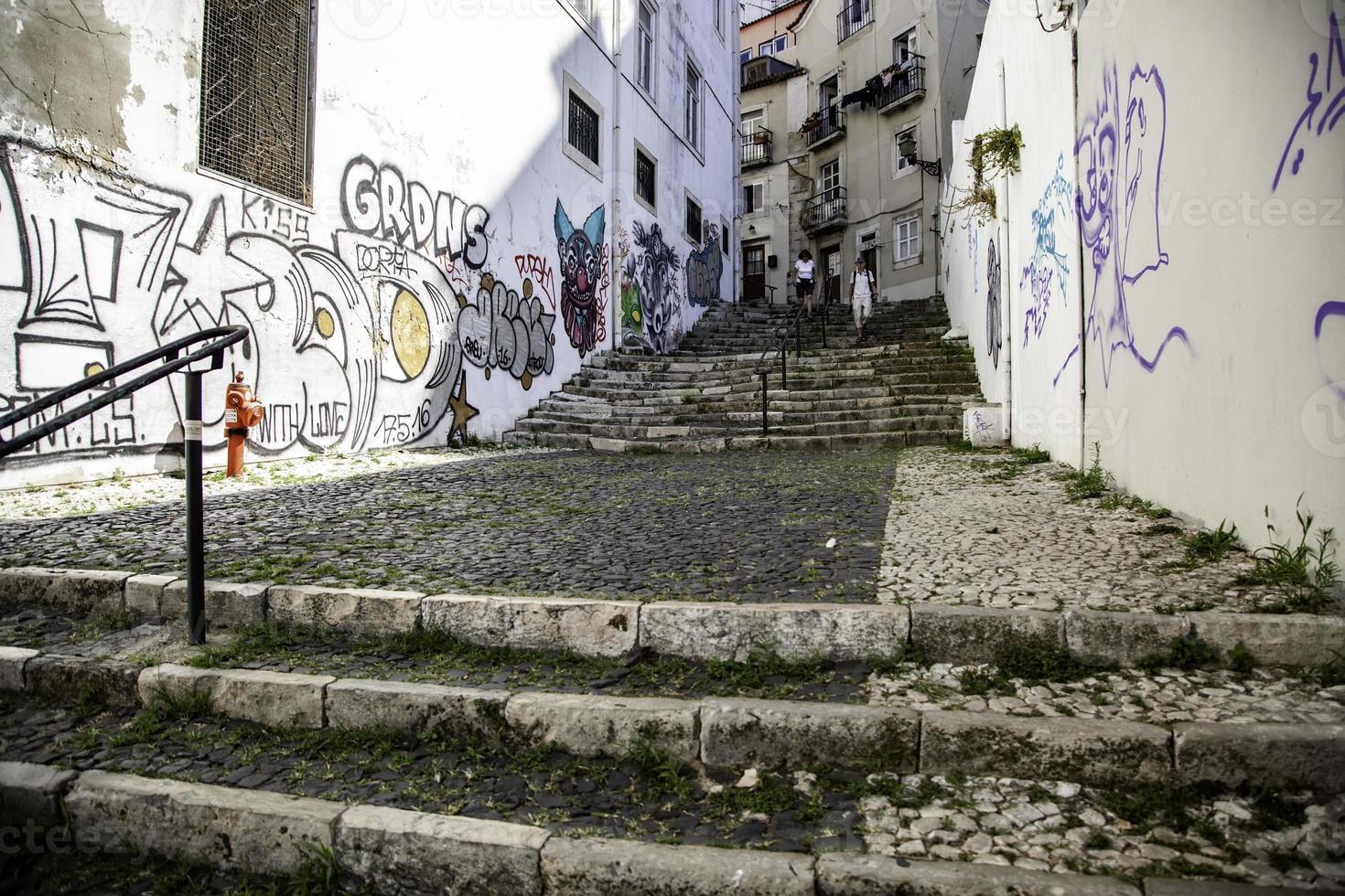 scale nel quartiere di alfama, lisbona foto