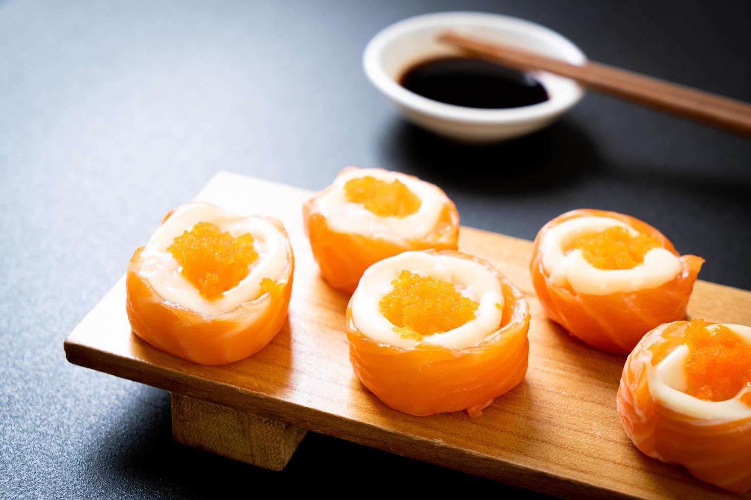 rotolo di sushi di salmone fresco con maionese e uova di gamberi - stile giapponese foto