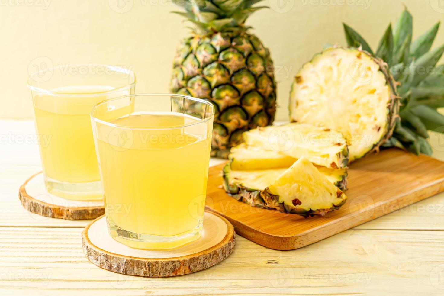 succo di ananas fresco su fondo di legno foto