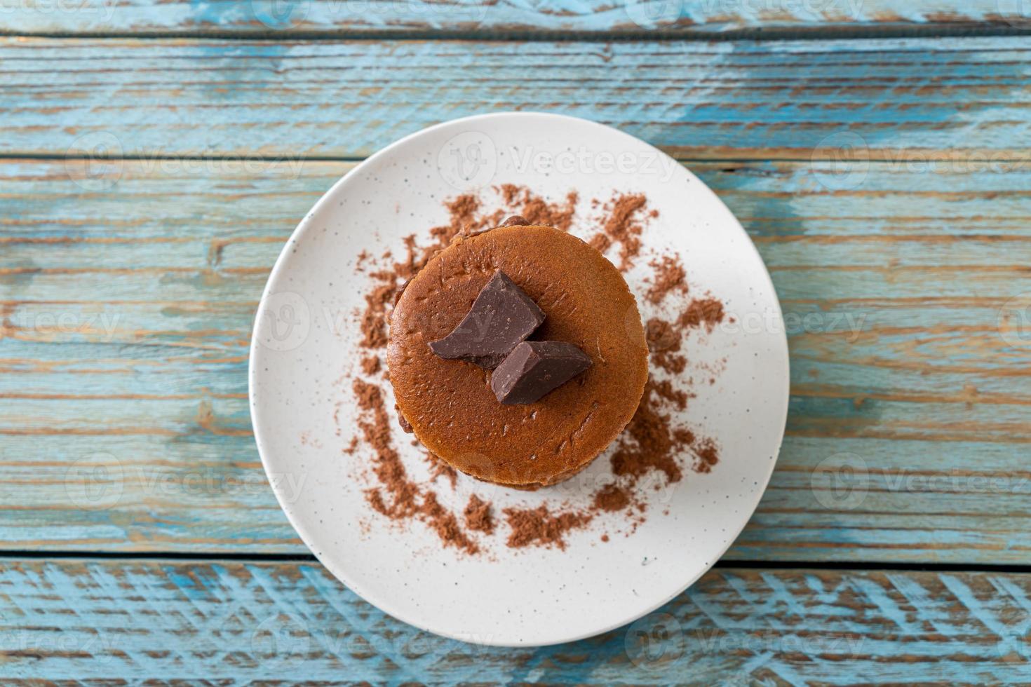 pila di pancake al cioccolato con cioccolato in polvere foto