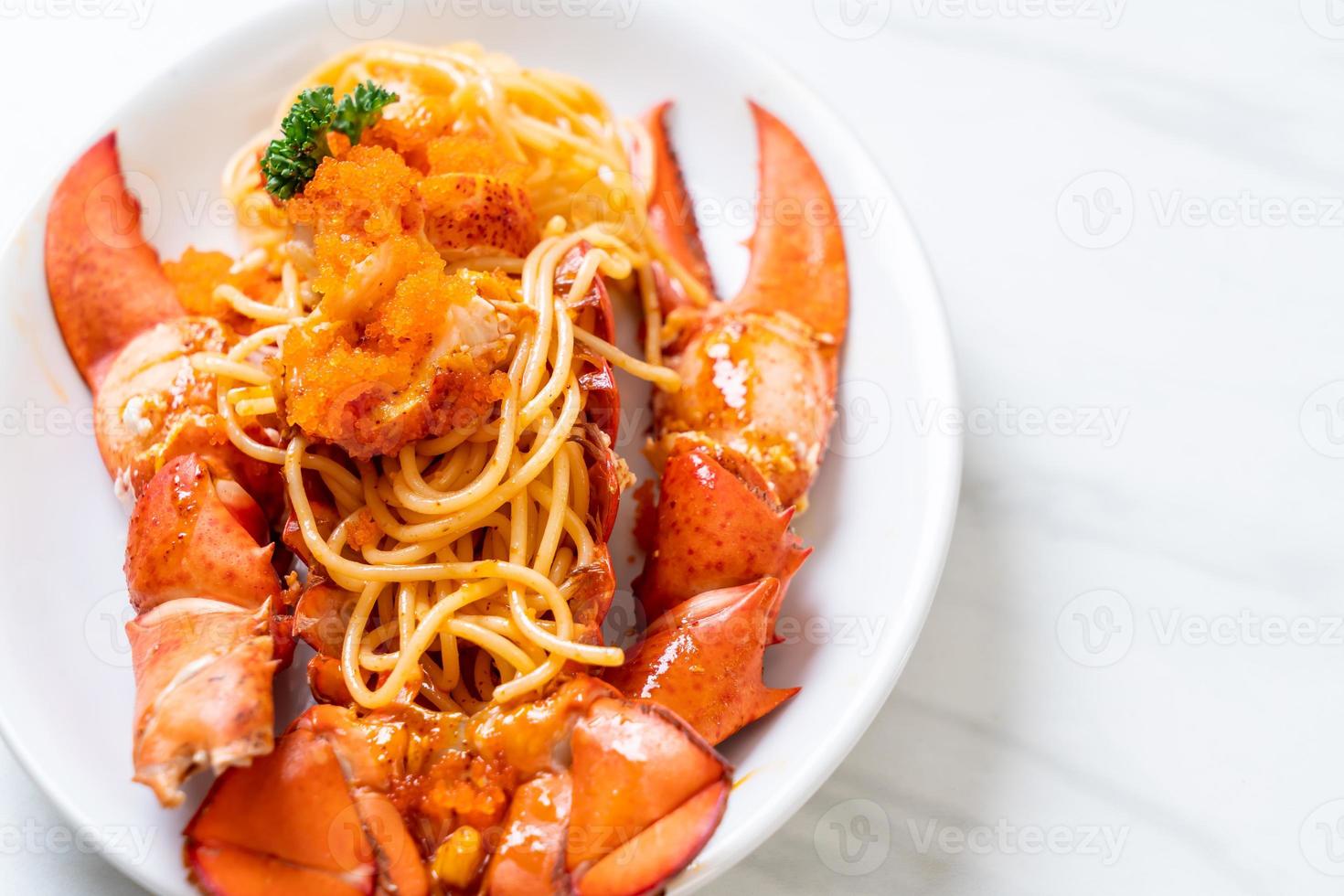 spaghetti all'aragosta con uovo di gamberi su piatto bianco foto