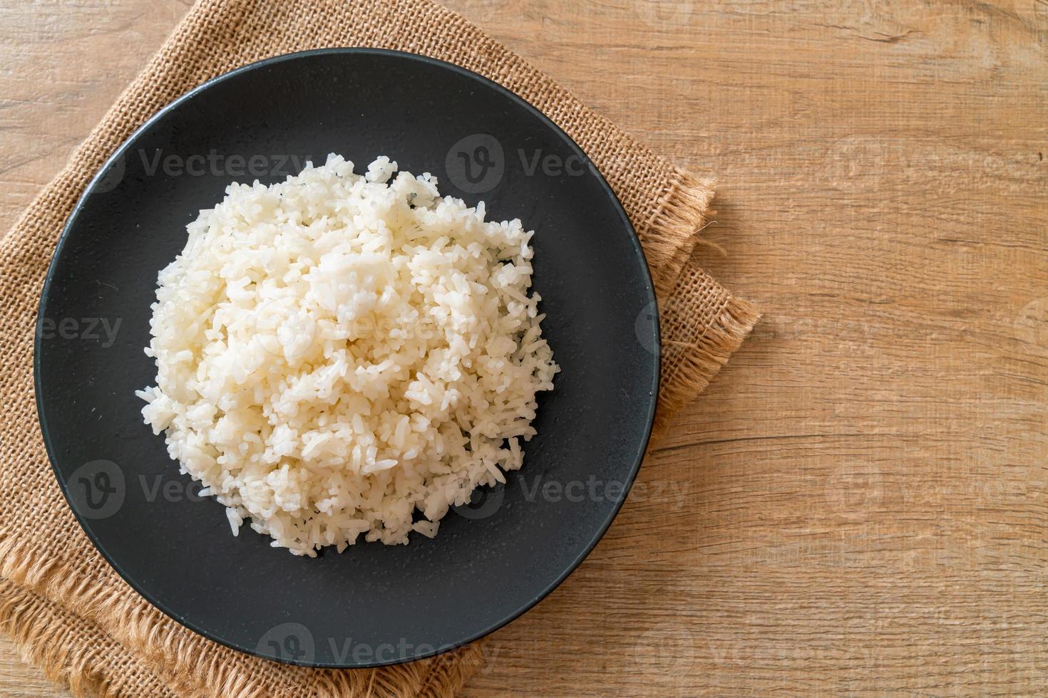 riso bianco al gelsomino tailandese cotto sul piatto foto