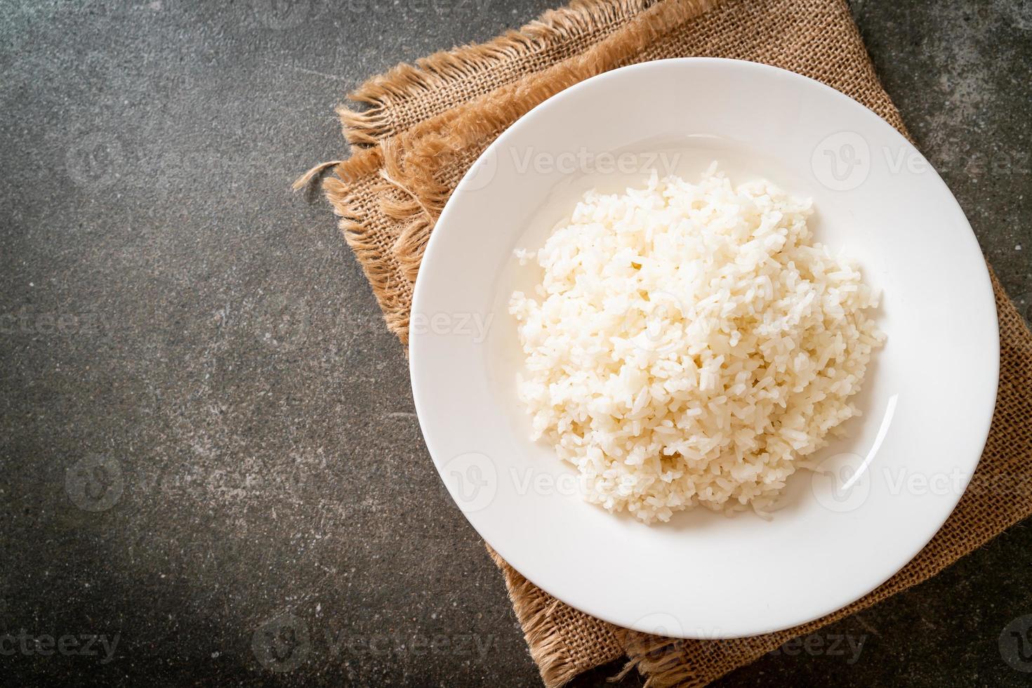 riso bianco al gelsomino tailandese cotto sul piatto foto