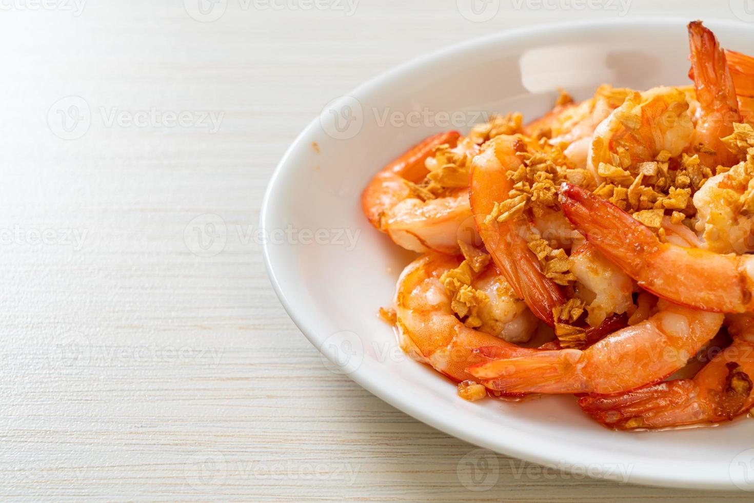 gamberi fritti o gamberi con aglio su piatto bianco - stile di frutti di mare foto