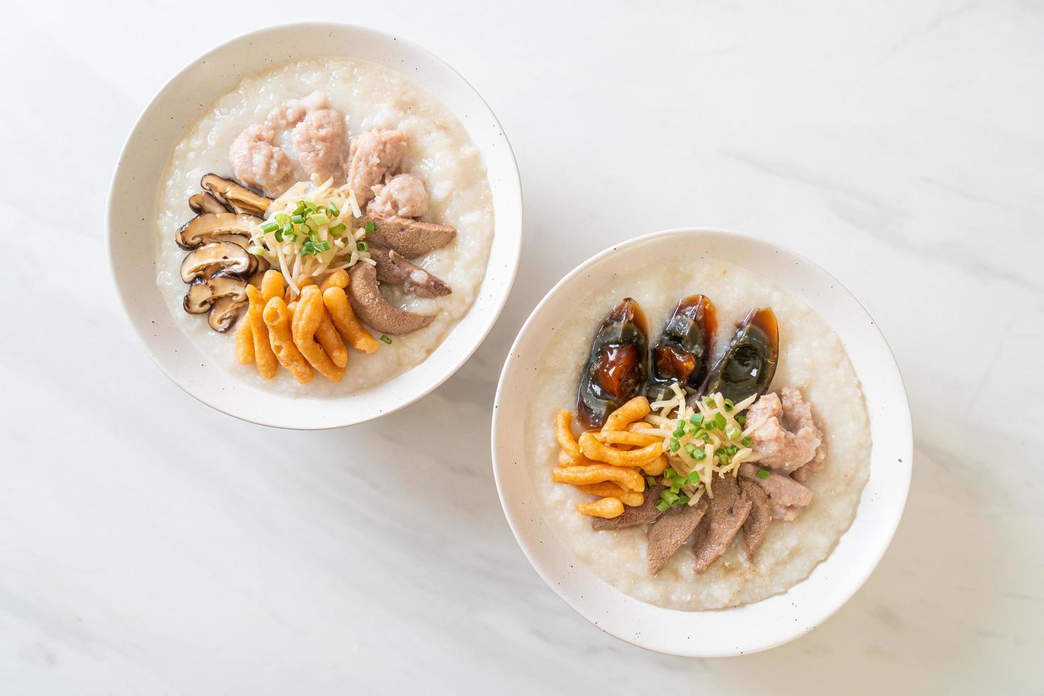 congee di maiale o porridge con maiale foto