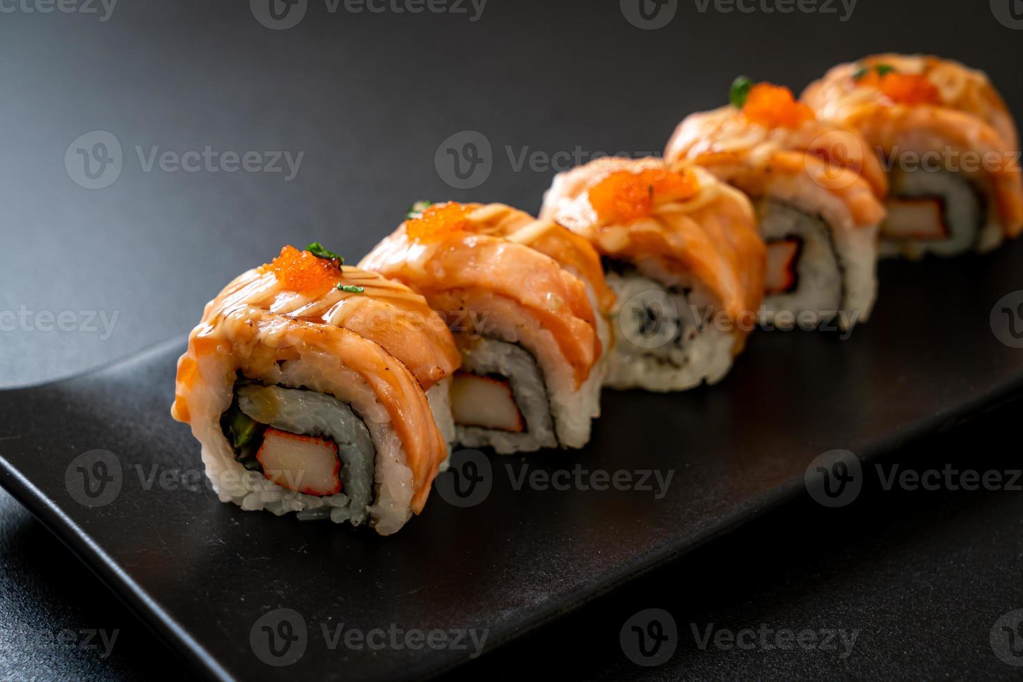 rotolo di sushi di salmone alla griglia con salsa - stile giapponese foto