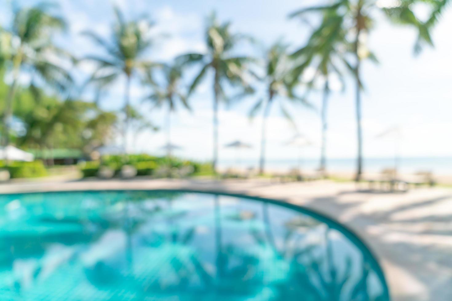 sfocatura astratta piscina del letto intorno alla piscina in un resort di hotel di lusso per lo sfondo - concetto di vacanza e vacanza foto