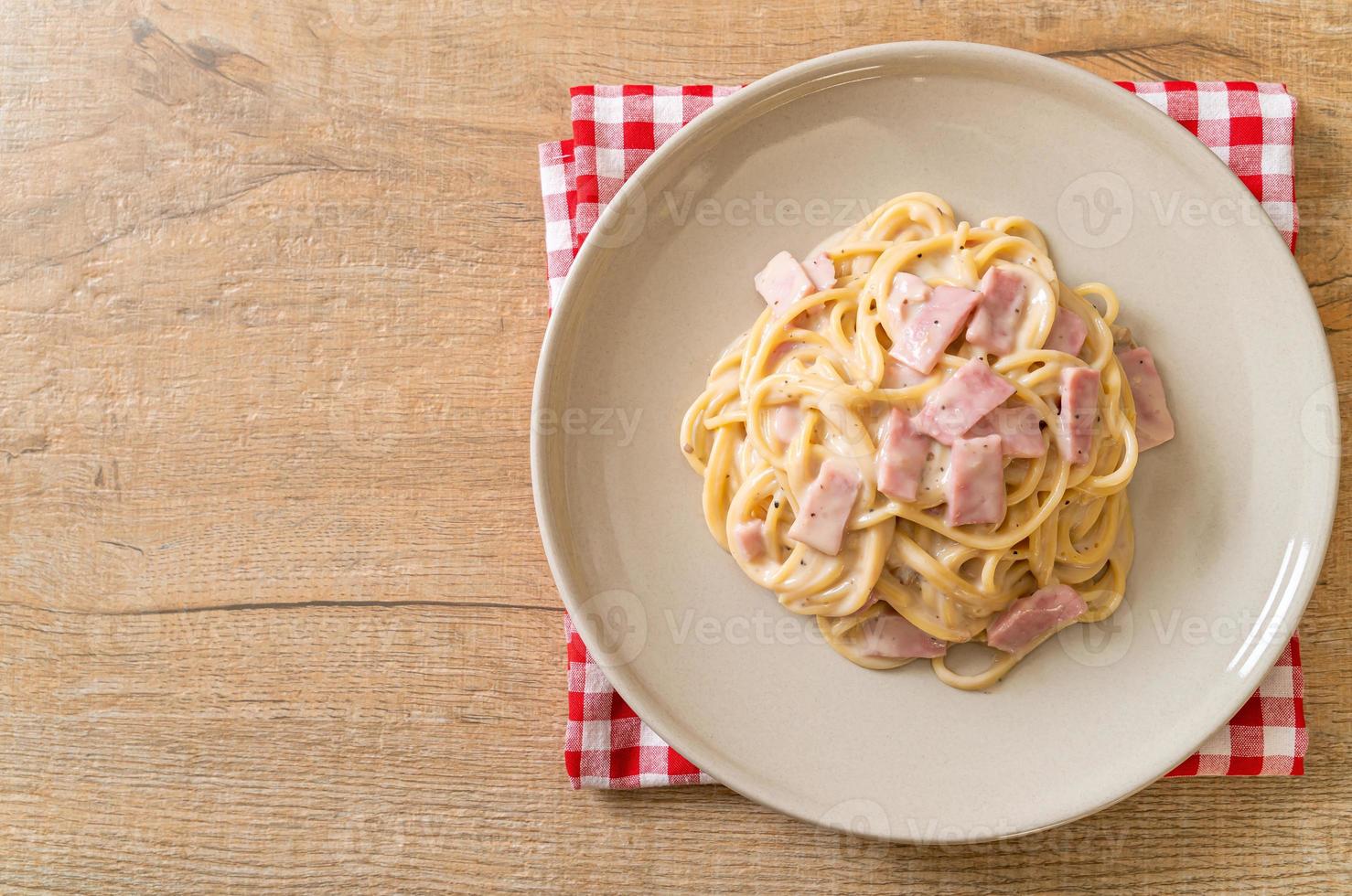 spaghetti fatti in casa salsa di panna bianca con prosciutto - stile italiano foto