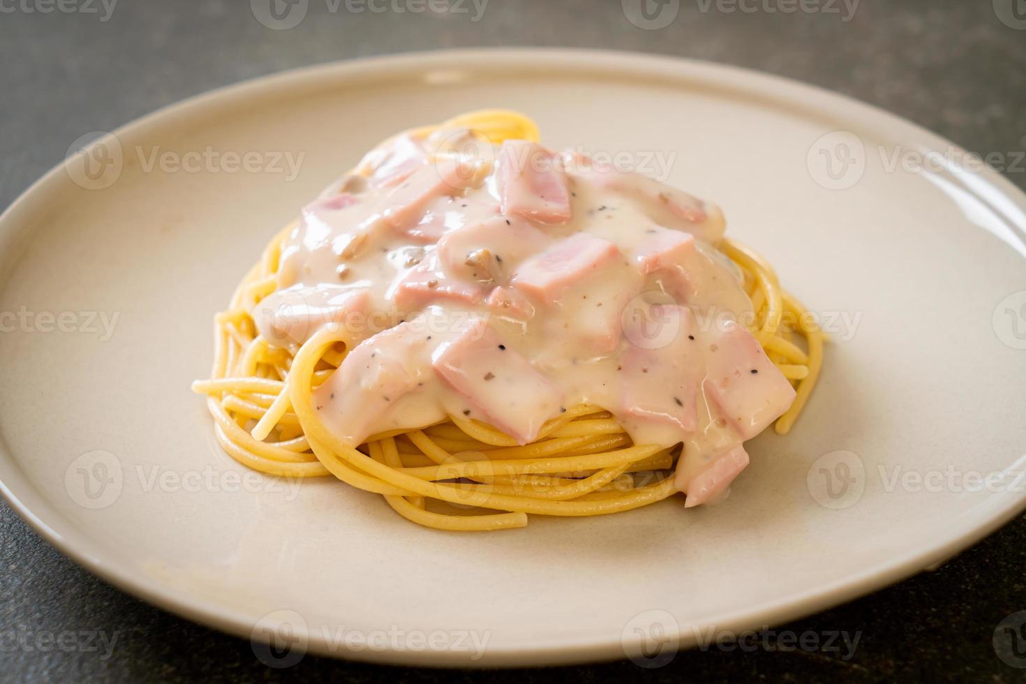 spaghetti fatti in casa salsa di panna bianca con prosciutto - stile italiano foto