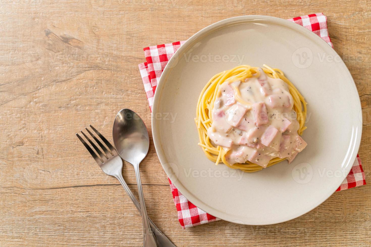 spaghetti fatti in casa salsa di panna bianca con prosciutto - stile italiano foto