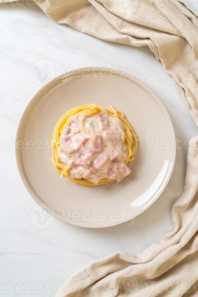 spaghetti fatti in casa salsa di panna bianca con prosciutto - stile italiano foto