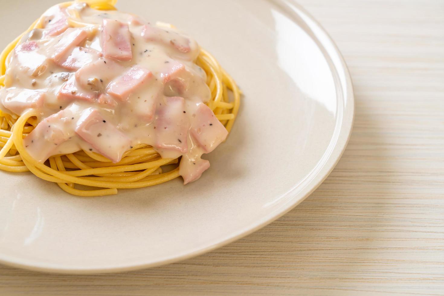 spaghetti fatti in casa salsa di panna bianca con prosciutto - stile italiano foto