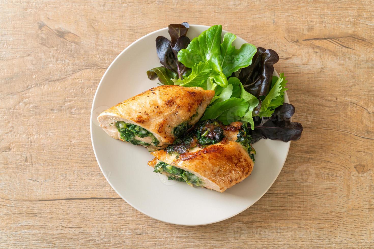 petto di pollo al forno ripieno di formaggio e spinaci foto