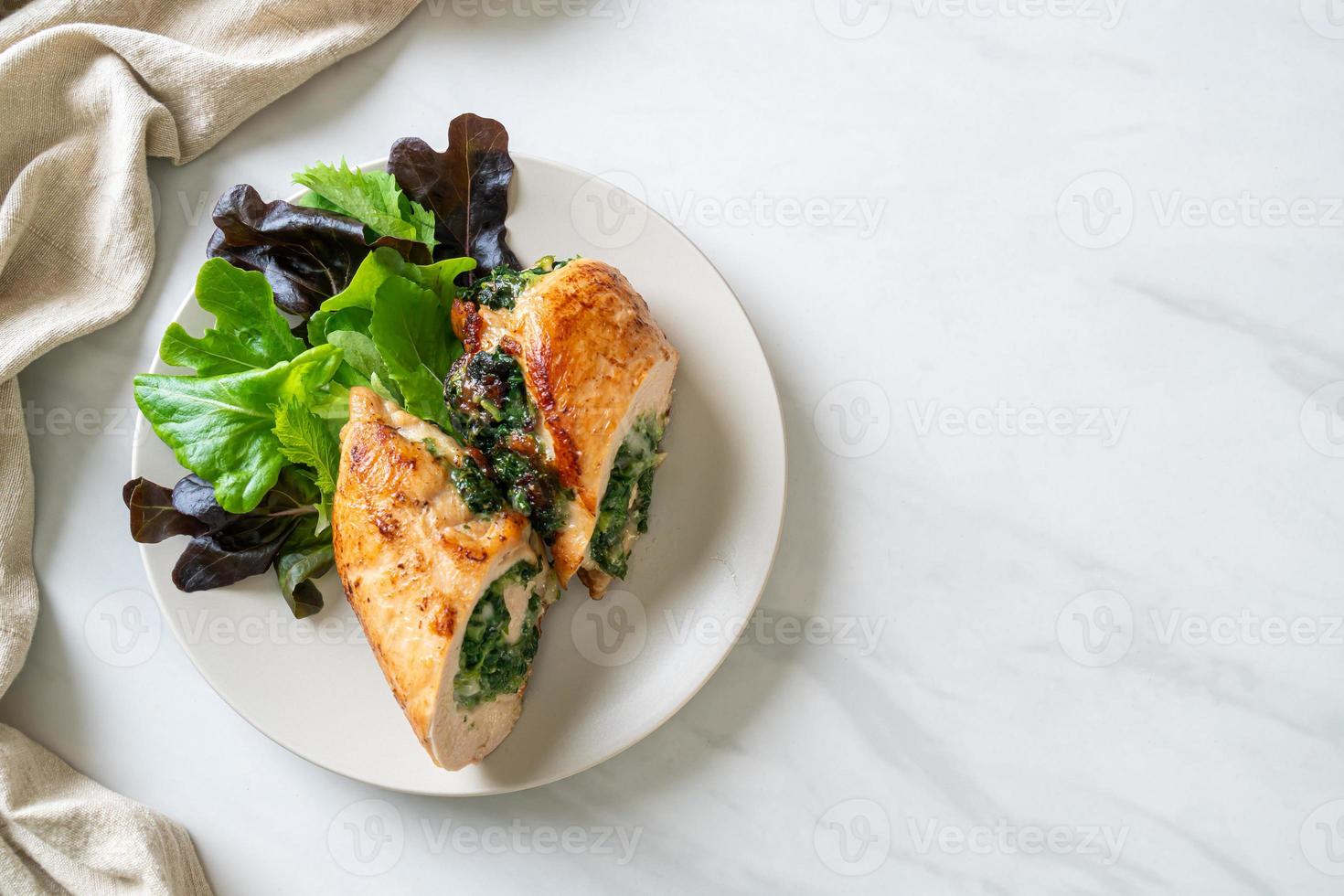 petto di pollo al forno ripieno di formaggio e spinaci foto