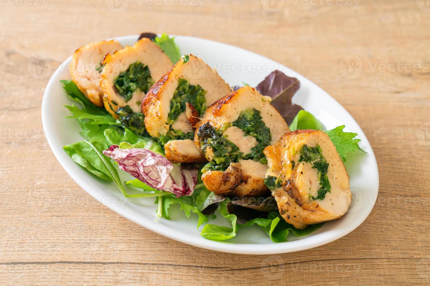 petto di pollo al forno ripieno di formaggio e spinaci foto