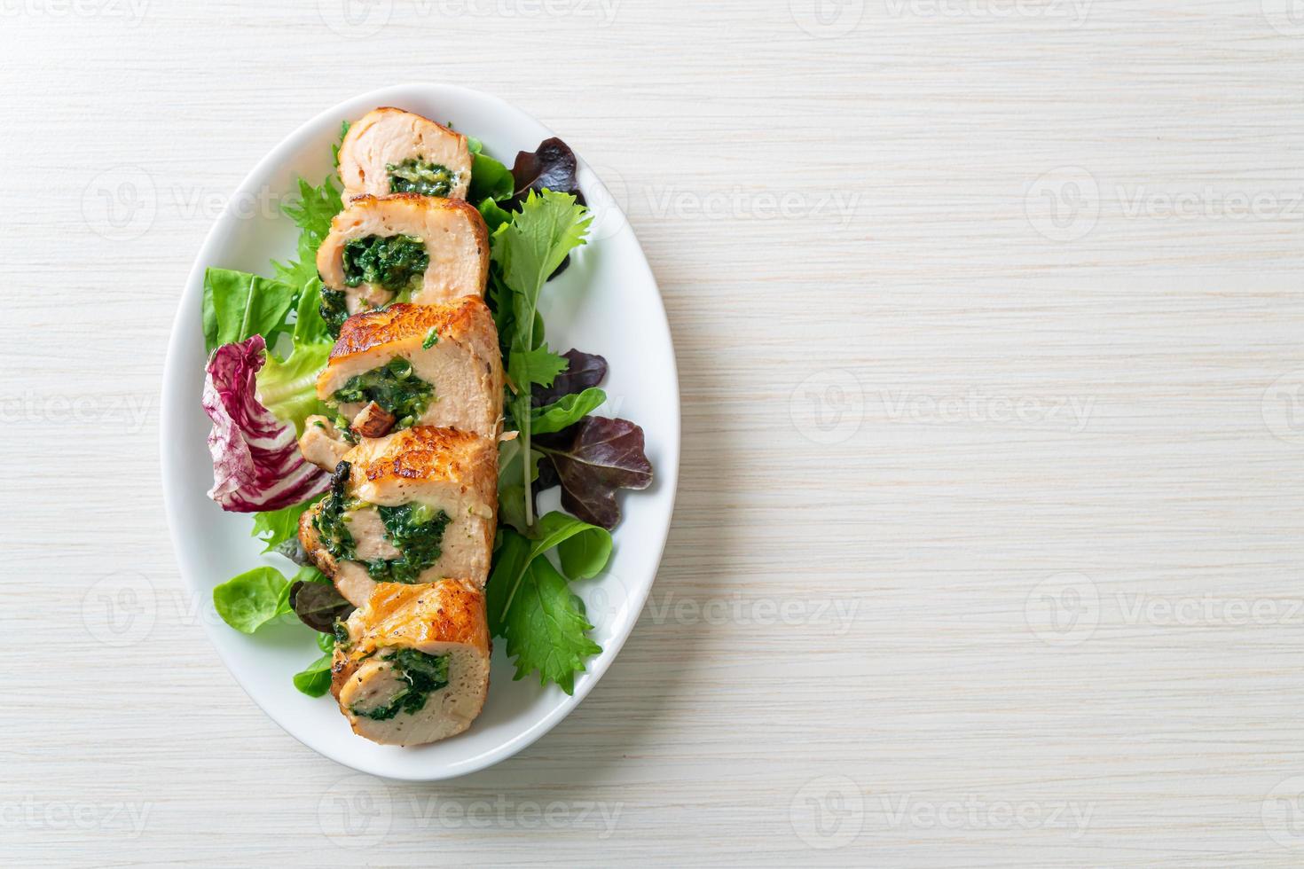 petto di pollo al forno ripieno di formaggio e spinaci foto