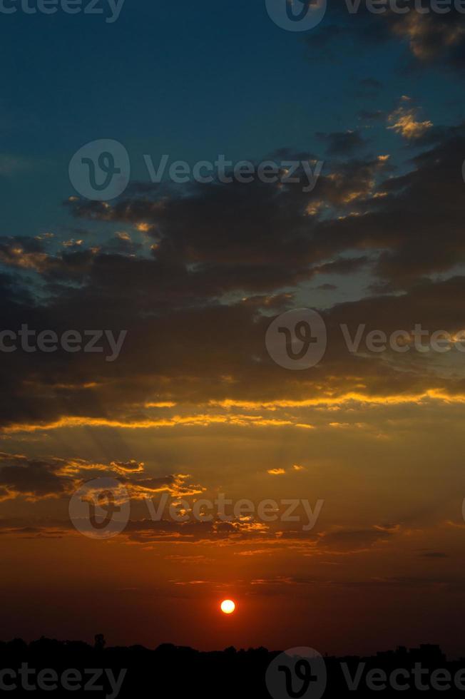 bel cielo al tramonto con nuvole. cielo astratto. foto