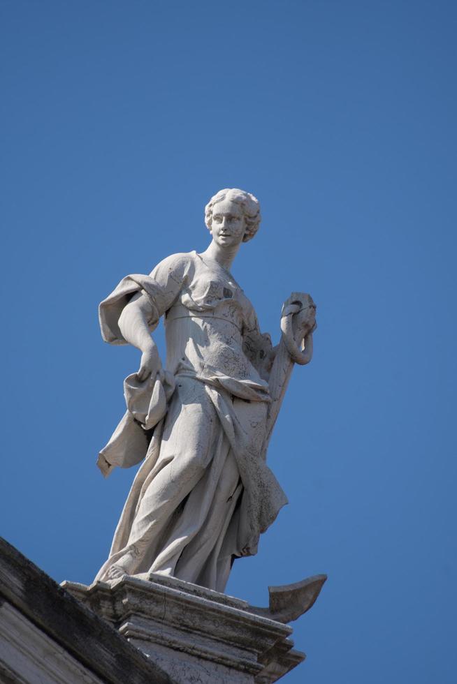 statue sulla chiesa di san stae, chiesa di san eustachio, a venezia, italia, 2019 foto