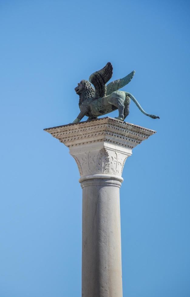 leone di bronzo su una colonna in st. piazza di Marco. venezia, italia, 2019 foto