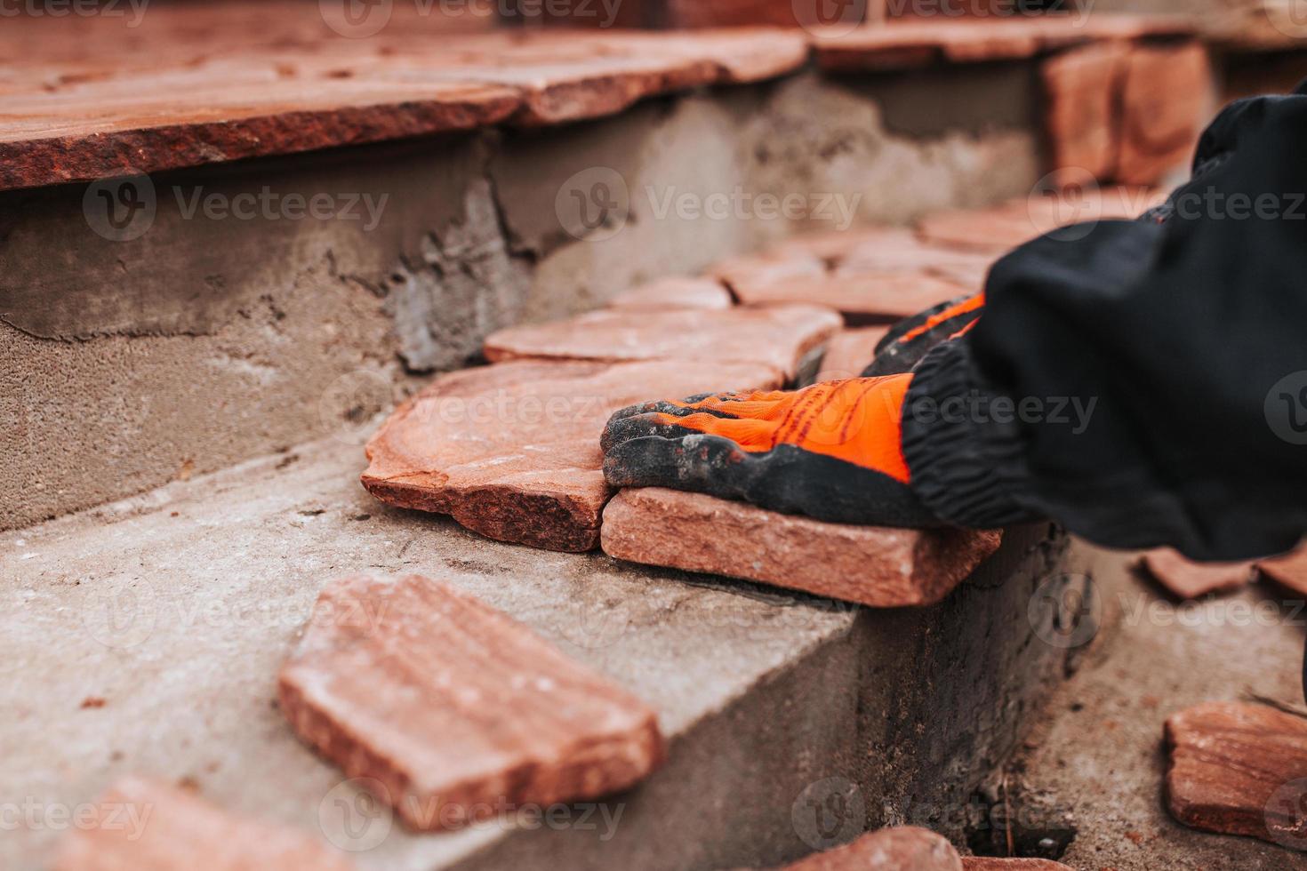 piastrelle per pavimenti in arenaria - pezzi di granito di diverse forme e dimensioni per la decorazione foto