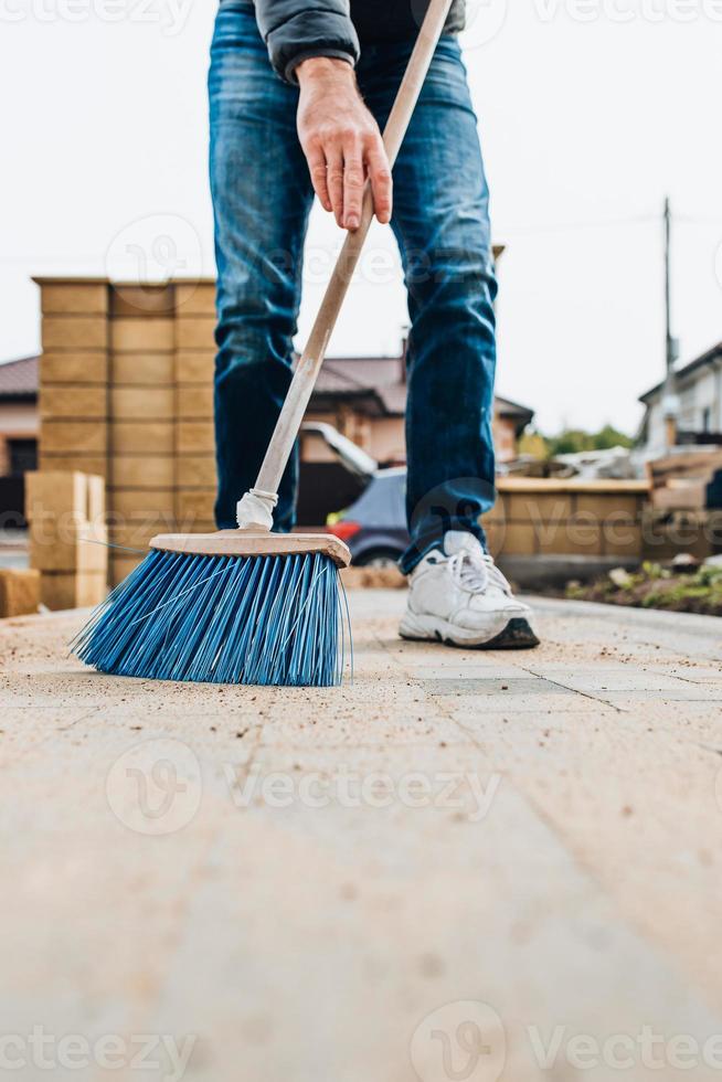 posa professionale di pietre stradali e lastre per pavimentazioni pedonali e parcheggi - pavimentazione marciapiede foto