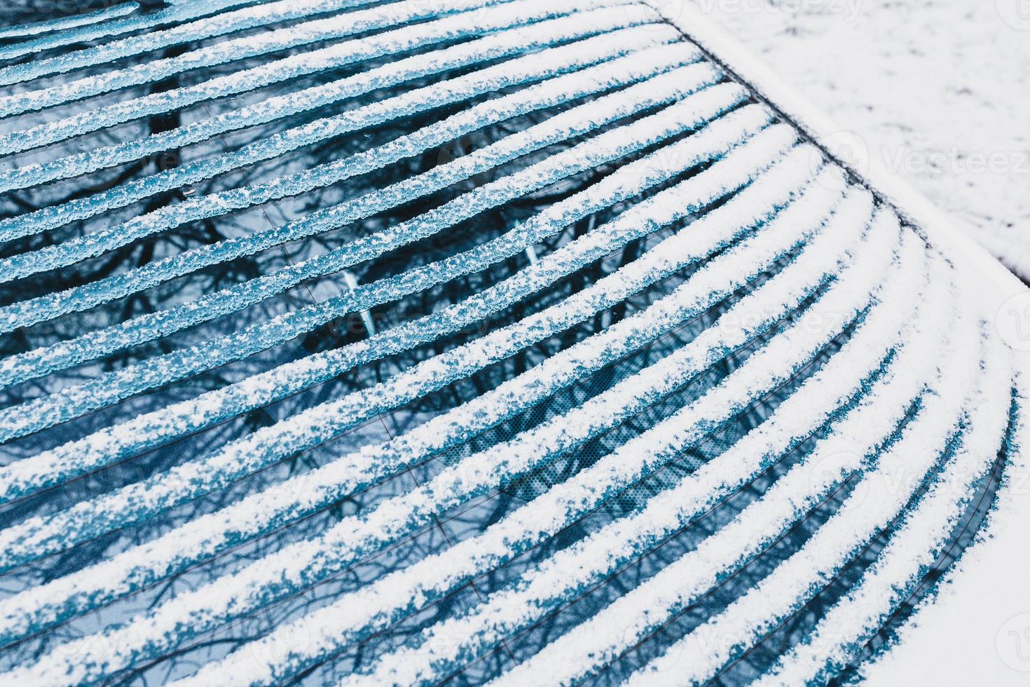 riscaldato il lunotto posteriore dell'auto nel gelo in inverno - la neve si scioglie sul finestrino dal riscaldamento elettrico foto