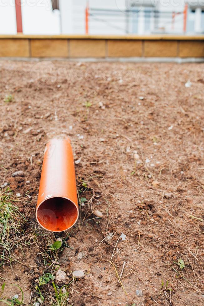 utenze interrate - tubo di plastica di drenaggio per il drenaggio dell'acqua foto