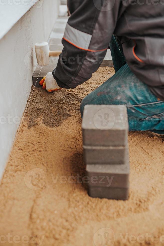 incollare piastrelle di granito a sottofondi in cemento all'esterno della casa - rivestimento di portici e terrazze patio foto