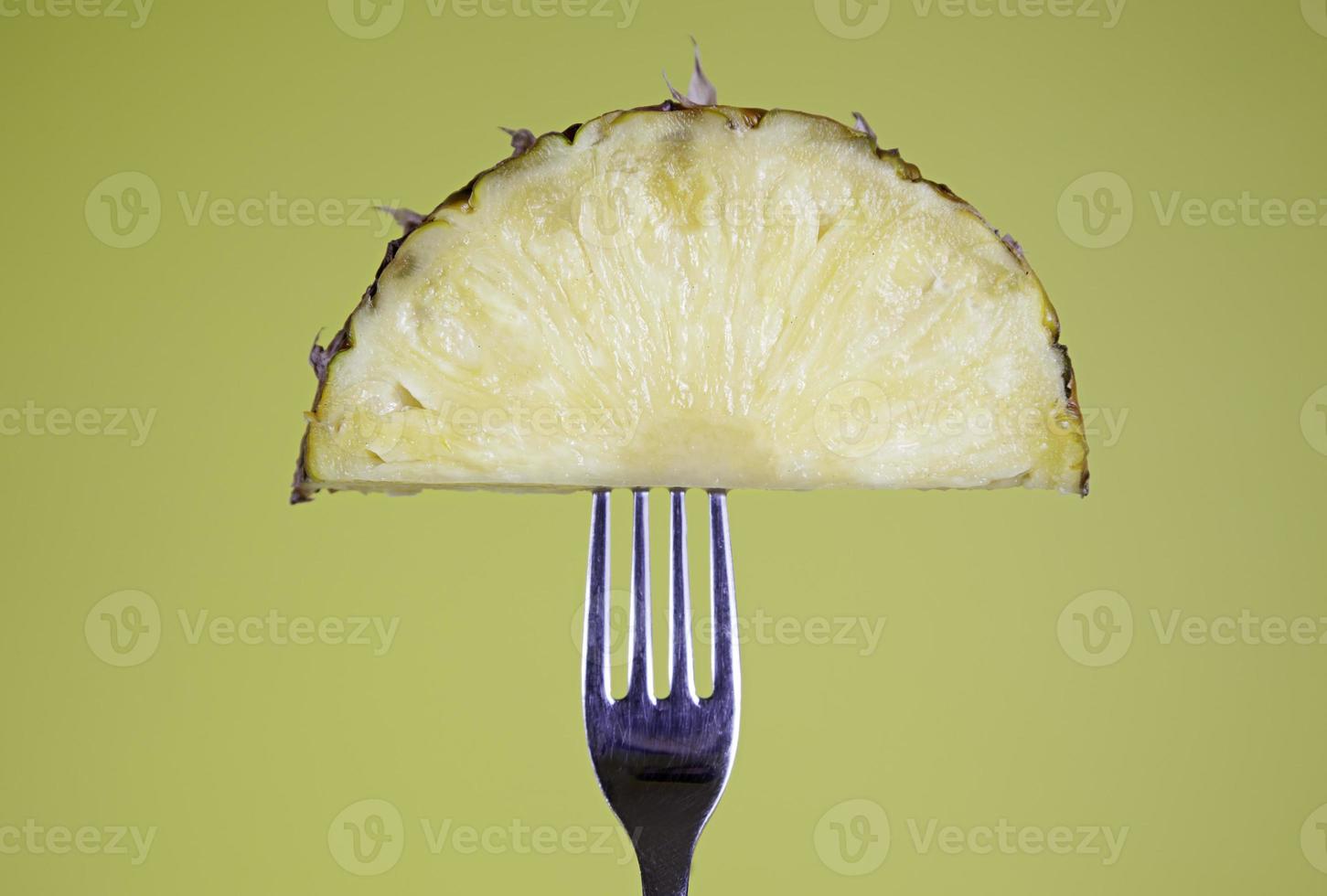 ananas sulla forchetta foto