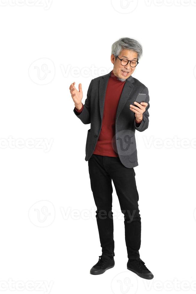 uomo asiatico in piedi foto