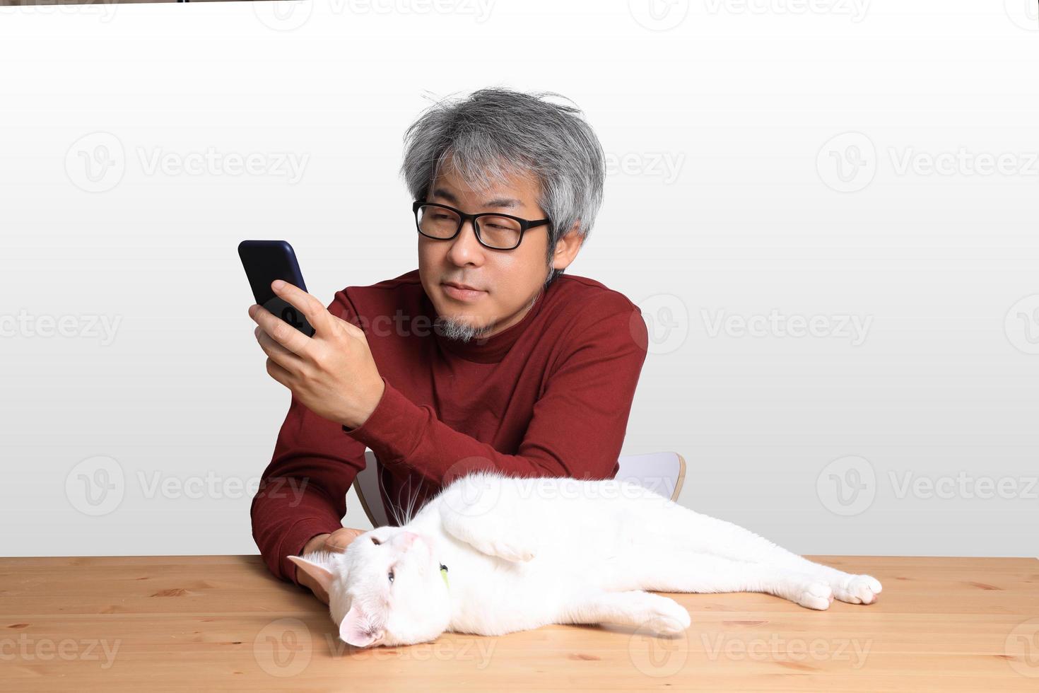 uomo asiatico seduto foto
