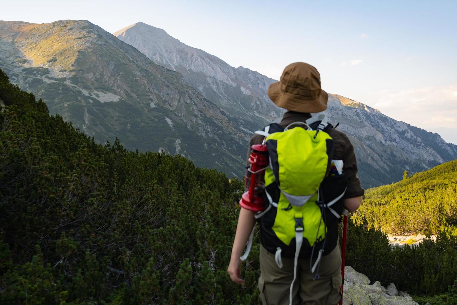 giovane donna viaggiatrice con zaino in montagna foto