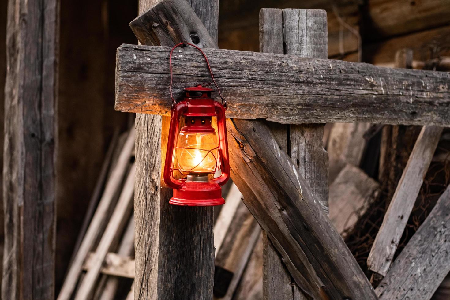 vecchia lampada a olio sul recinto foto