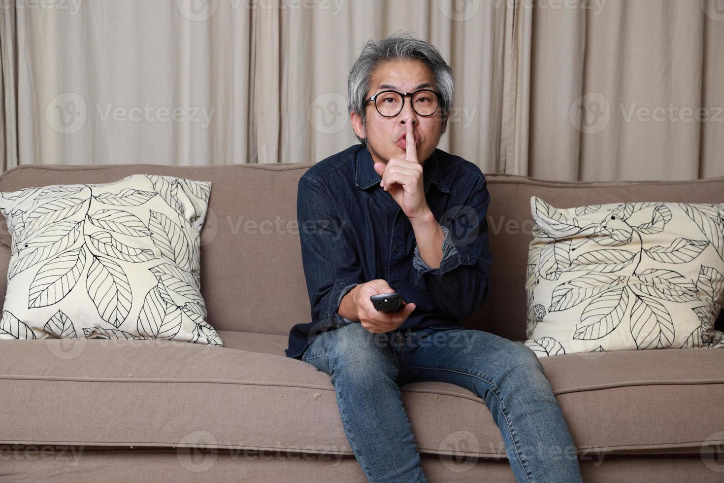 uomo asiatico in soggiorno foto