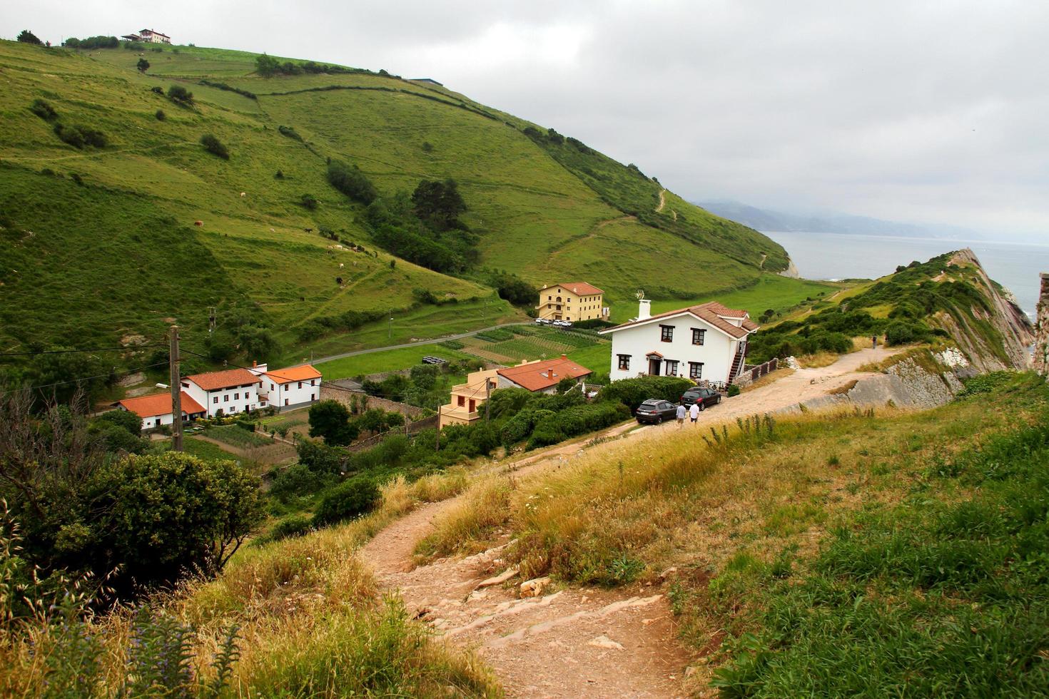 uso editoriale, pietra del drago, spiaggia di itzurun, cappella di santa telma, zumaia, paese basco, oceano atlantico, spagna foto