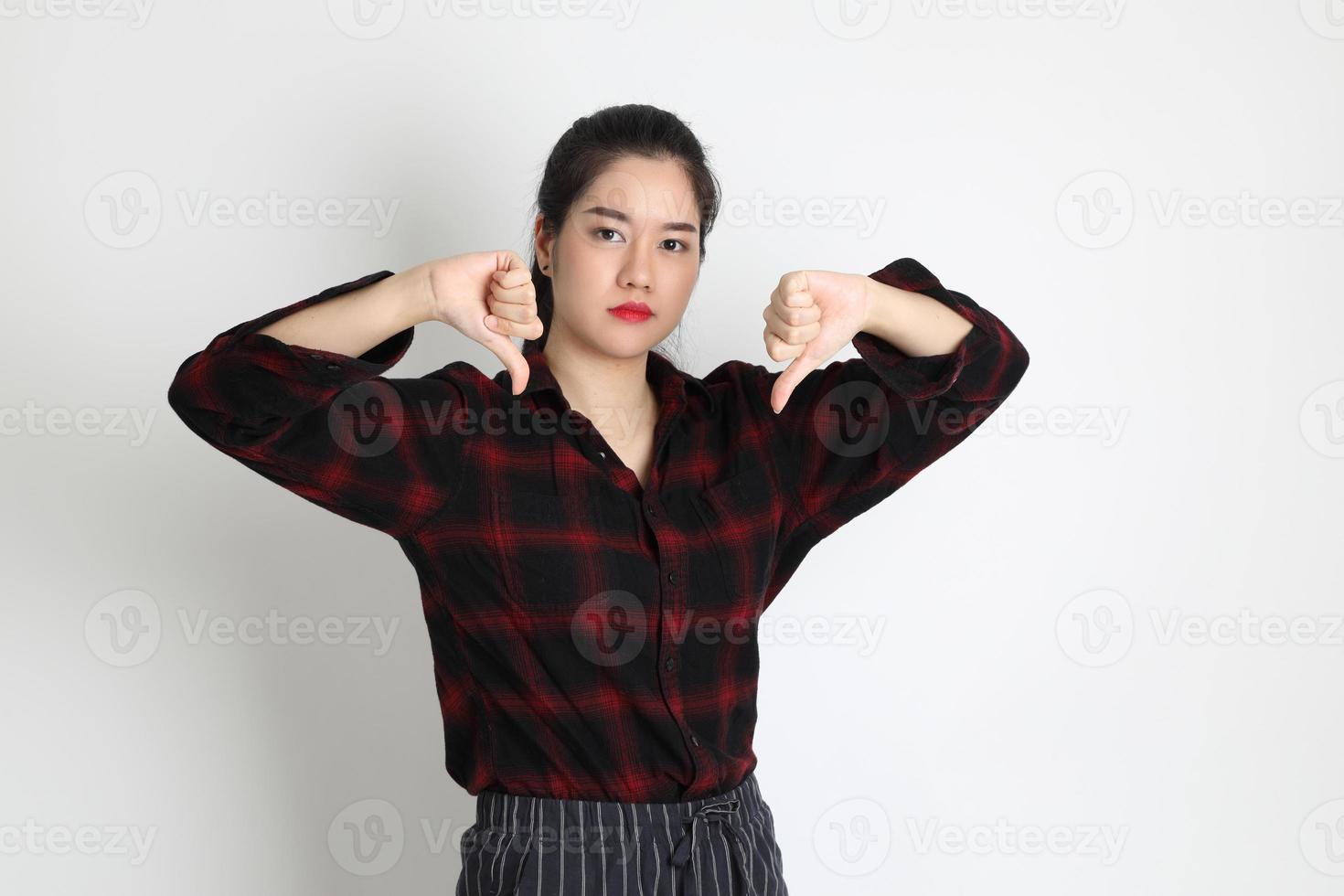donna asiatica su sfondo bianco foto