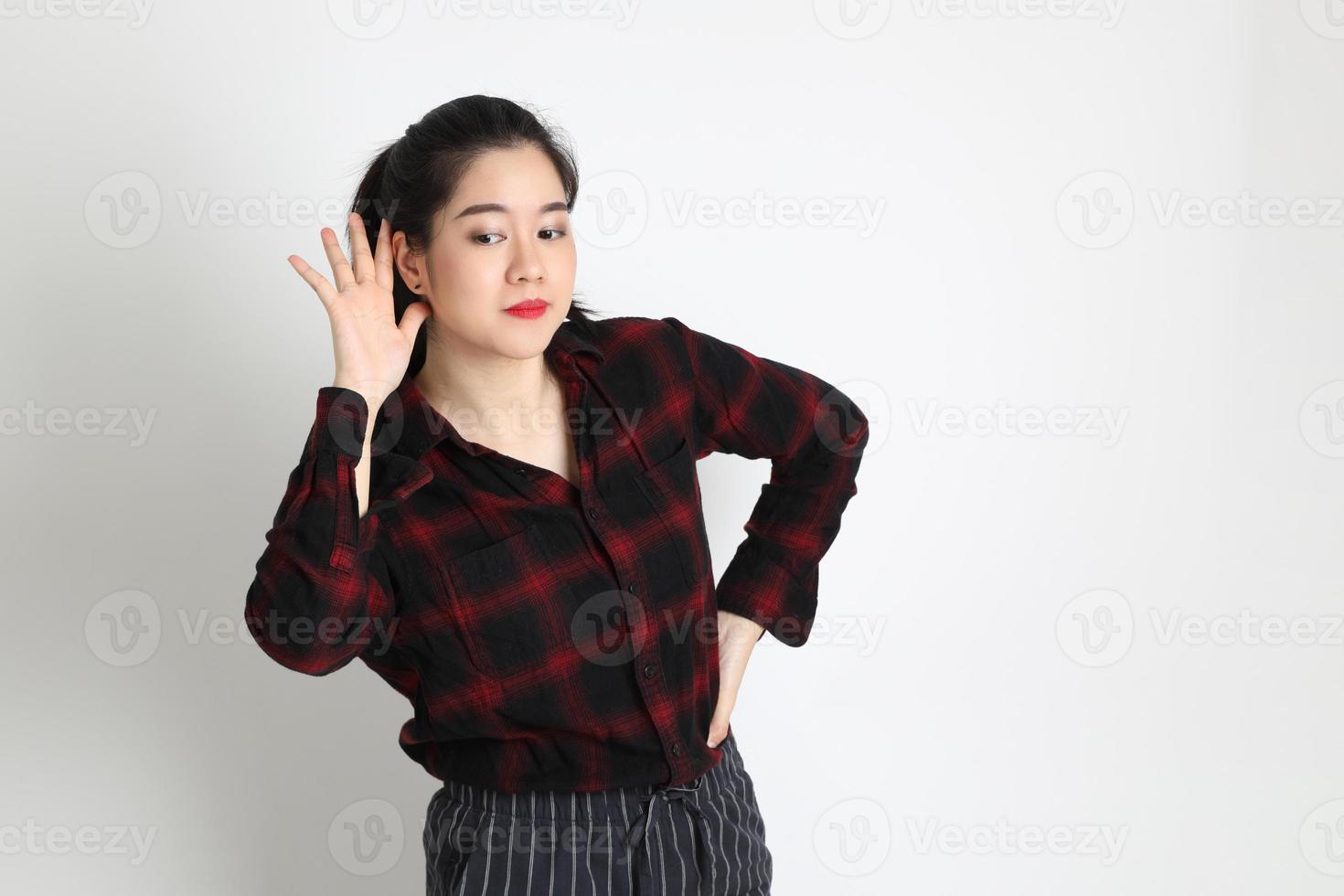 donna asiatica su sfondo bianco foto
